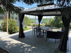Outdoor dining - Lakefront Vibes & Wine Country 3BR Near Downtown, CMAC Canandaigua Lake Overlook (Canandaigua)