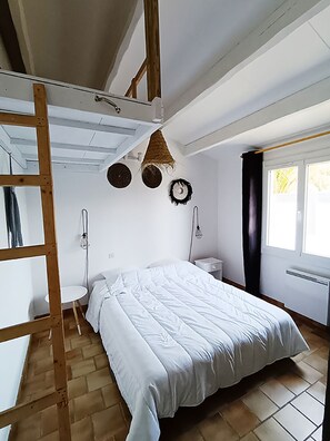 3 bedrooms, WiFi - Cosy house + quiet garden with trees (La Brée-les-Bains)