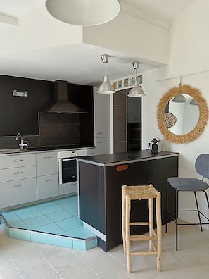 Coffee/tea maker, fridge, microwave, oven - Cosy house + quiet garden with trees (La Brée-les-Bains)