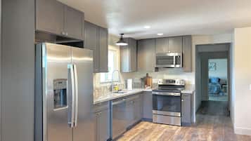 Kylskåp, mikrovågsugn, ugn och spishäll