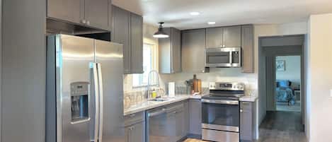 Een koelkast, een microgolfoven, een oven, een kookplaat