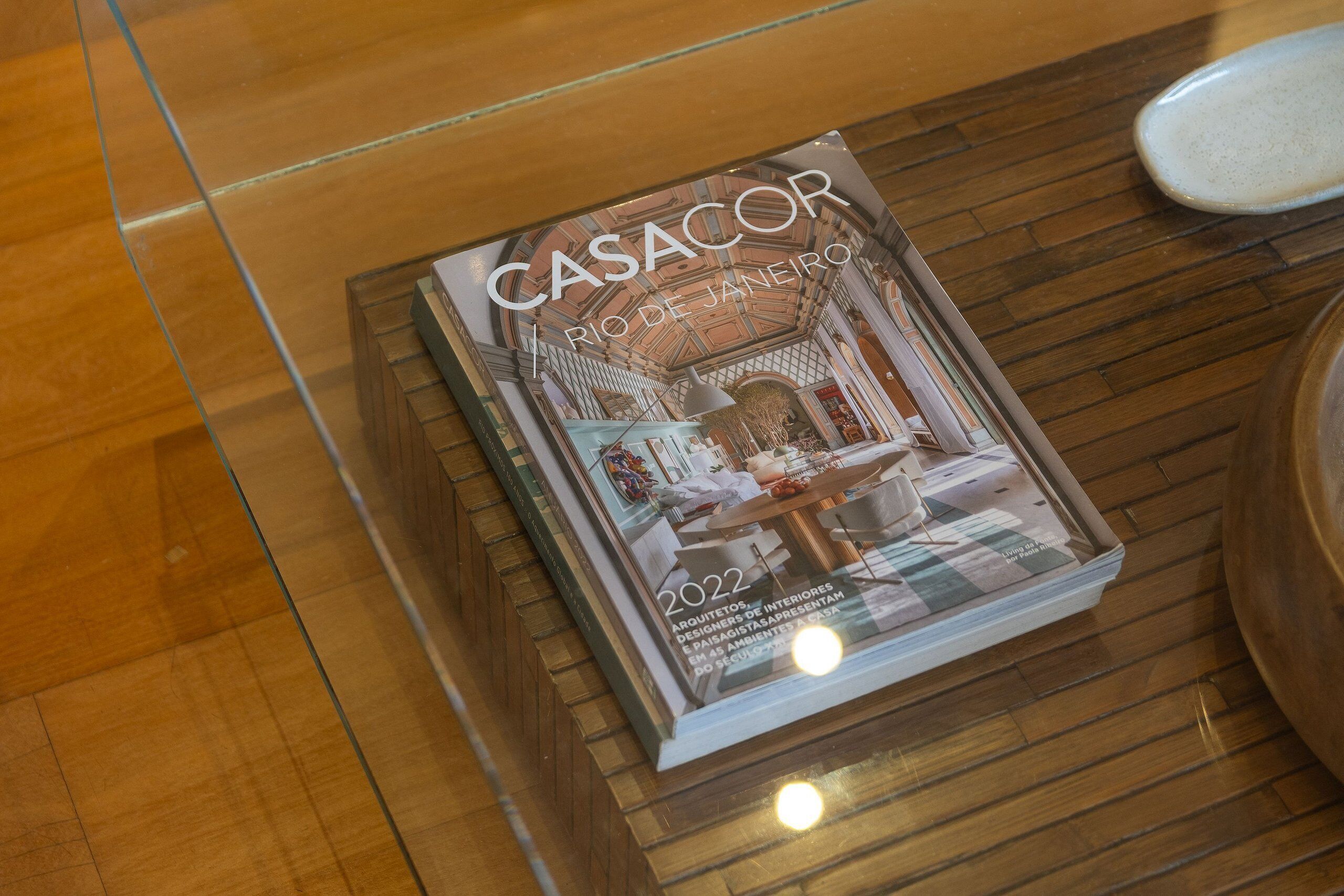 A magazine cover titled "CASACOR / RIO DE JANEIRO 2022" with a modern interior design layout.