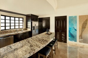 Frigorífic, microones, forn i placa de cuina 