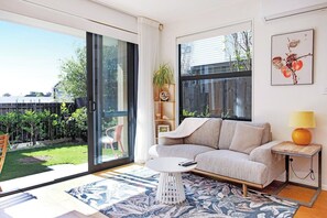 TV - Urban Ellerslie 3BR Escape with Parking & Air-Con (Auckland Central Suburbs)