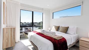 Desk, iron/ironing board, WiFi, bed sheets