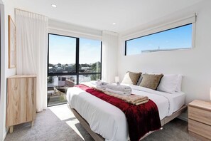 Desk, iron/ironing board, WiFi, bed sheets - Urban Ellerslie 3BR Escape with Parking & Air-Con (Auckland Central Suburbs)