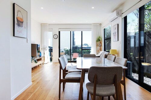 Urban Ellerslie 3BR Escape with Parking & Air-Con