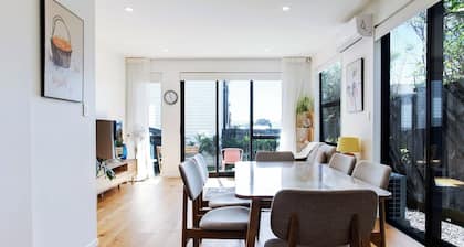 Urban Ellerslie 3BR Escape with Parking & Air-Con