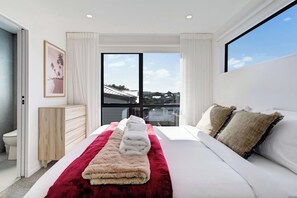 Desk, iron/ironing board, WiFi, bed sheets