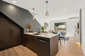 Interior - Evara Queenstown, Central, Remarkable Views! (Queenstown)