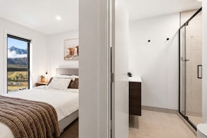 3 bedrooms, desk, iron/ironing board, WiFi