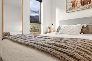 3 habitaciones, escritorio, tabla de planchar con plancha y wifi