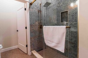 Shower, hair dryer, shampoo - The SCAD District Loft | 2BR on MLK Blvd (Savannah)
