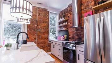 Coffee/tea maker, fridge, microwave, stovetop