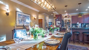 Rumah, Beberapa Tempat Tidur, dapur, pemandangan kebun (Cozy Ketchum Retreat) | Tempat makan