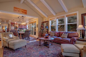 House, Multiple Beds, Kitchen, Garden View (Cozy Ketchum Retreat) | Living area