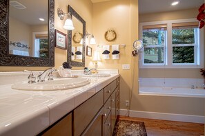 House, Multiple Beds, Kitchen, Garden View (Cozy Ketchum Retreat) | Bathroom | Towels - Cozy Ketchum Retreat - Pet Friendly! (Ketchum)