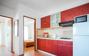 Réfrigérateur, micro-ondes, plaque de cuisson, cafetiÚre/bouilloire