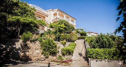 Awesome apartment in Lopar with house sea view