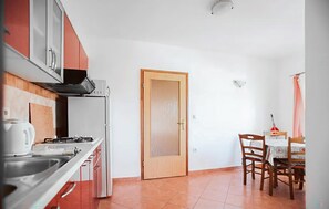 Wasserkocher mit Kaffee-/Teezubehör, Kühlschrank, Mikrowelle, Herdplatte