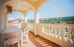 Outdoor dining - Awesome apartment in Lopar with house sea view (Lopar)