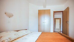 Una camera da letto con un letto, un armadio e uno specchio.