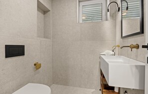 Shower, hair dryer - Luxurious home in Opric with sauna (Opric)