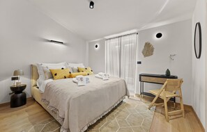 5 habitaciones, tabla de planchar con plancha y cuna de viaje