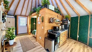 Un interior acogedor de madera con cocina, comedor y zona de descanso.
