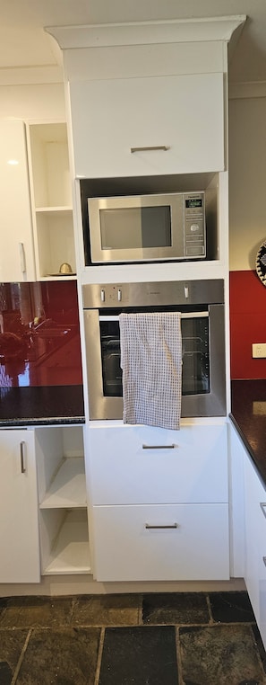 Private kitchen - Aztec's home 4 bed 2 bath 5min waling to shopping 20 min to beach andcity centre (McDowall)