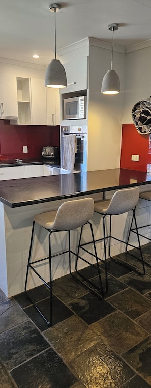 Private kitchen - Aztec's home 4 bed 2 bath 5min waling to shopping 20 min to beach andcity centre (McDowall)