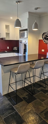 Aztec's home 4 bed 2 bath 5min waling to shopping 20 min to beach andcity centre