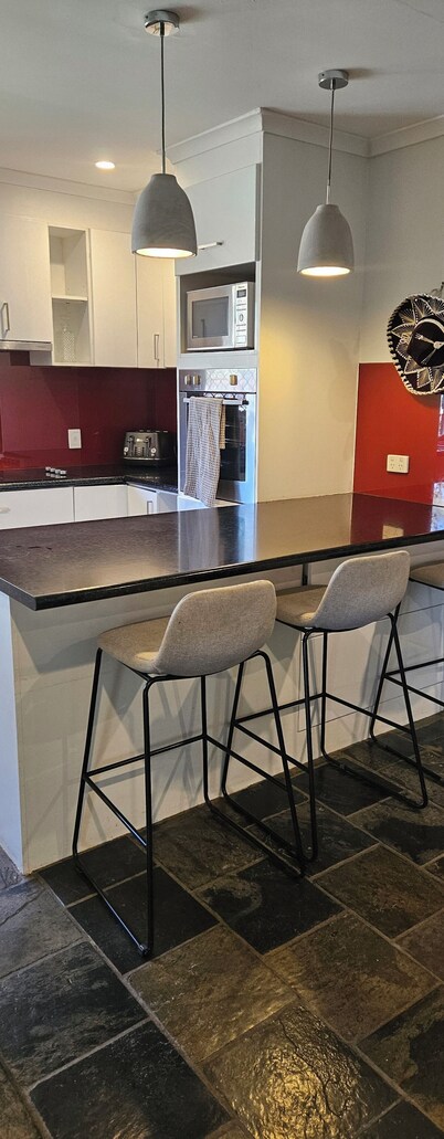 Aztec's home 4 bed 2 bath 5min waling to shopping 20 min to beach andcity centre
