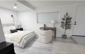 Internet, bed sheets - Detached Modern ADU Ocean Views (San Diego)