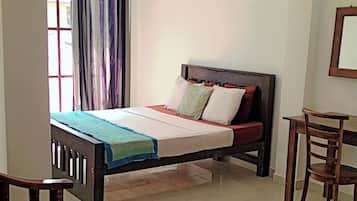 Meja kerja, ruang kerja ramah laptop, dan Wi-Fi gratis