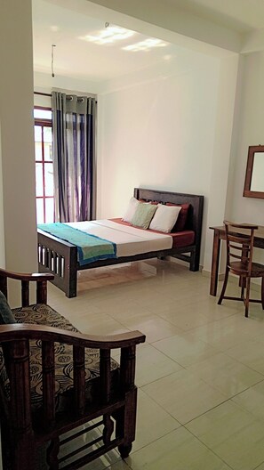 Een bureau, een laptopwerkplek, gratis wifi