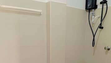 Standaard tweepersoonskamer, balkon | Badkamer | Een douche, handdoeken, zeep, toiletpapier