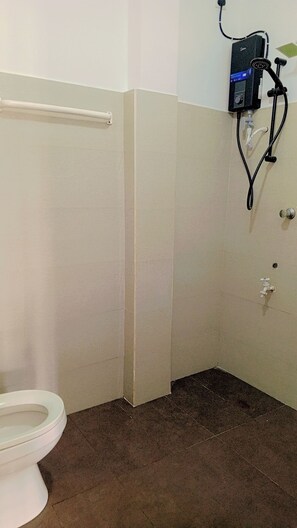 Standaard tweepersoonskamer, balkon | Badkamer | Een douche, handdoeken, zeep, toiletpapier