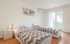 5 bedrooms, iron/ironing board, free WiFi - 5 bedroom awesome home in Podstrana (Podstrana)