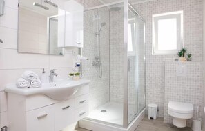 Shower, hair dryer - 5 bedroom awesome home in Podstrana (Podstrana)