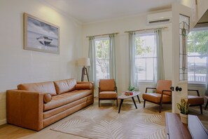 Living area - 3-bedroom townhome in beautiful Key West with AC and charm (Key West)