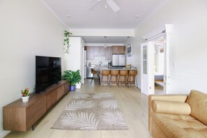 Living area - 3-bedroom townhome in beautiful Key West with AC and charm (Key West)