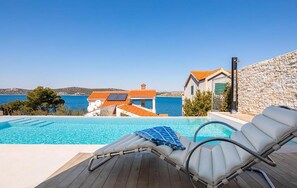 A heated pool - Pet friendly home in Sparadici (Sparadici)