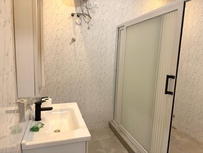 Shower, towels, soap, toilet paper - Smart 3 bedroom apartment|Wi-fi|Gated|CCTV|self catering (Accra)