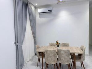 Dining - Smart 3 bedroom apartment|Wi-fi|Gated|CCTV|self catering (Accra)