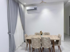 Dining - Smart 3 bedroom apartment|Wi-fi|Gated|CCTV|self catering (Accra)