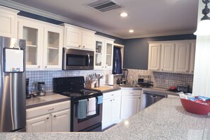 Fridge, microwave, oven, stovetop - Private King Suite on Gated 4.5 Acres, Full Kitchen & Laundry, Quiet Fort Worth (Fort Worth)