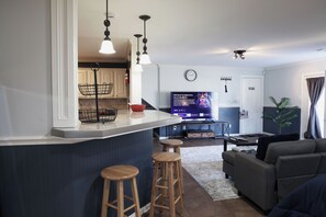 Interior - Private King Suite on Gated 4.5 Acres, Full Kitchen & Laundry, Quiet Fort Worth (Fort Worth)