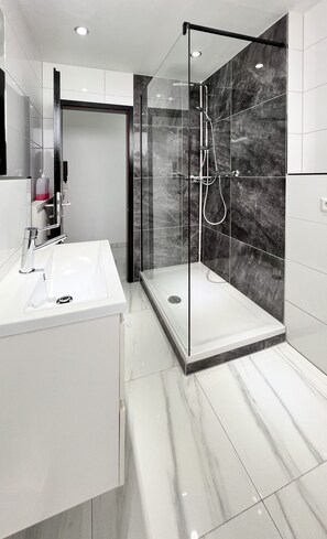 Een douche, een haardroger, handdoeken, zeep