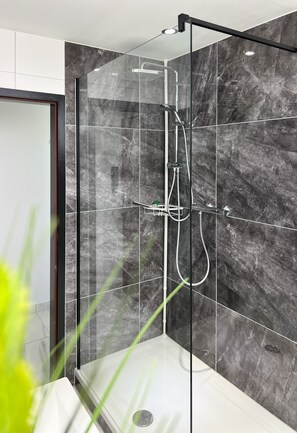 Een douche, een haardroger, handdoeken, zeep